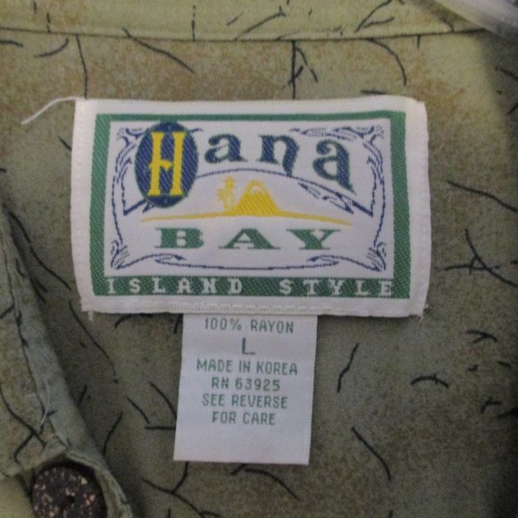 Mens Hawaiian Shirt sz L Muted Green Yellow Floral Rayon Wooden Buttons Holiday - Picture 6 of 7